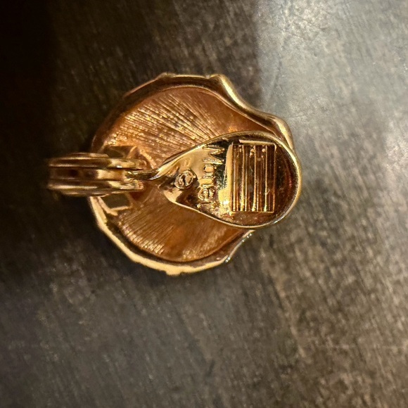 Elegant Monet Gold Shell Earrings - Picture 3 of 3